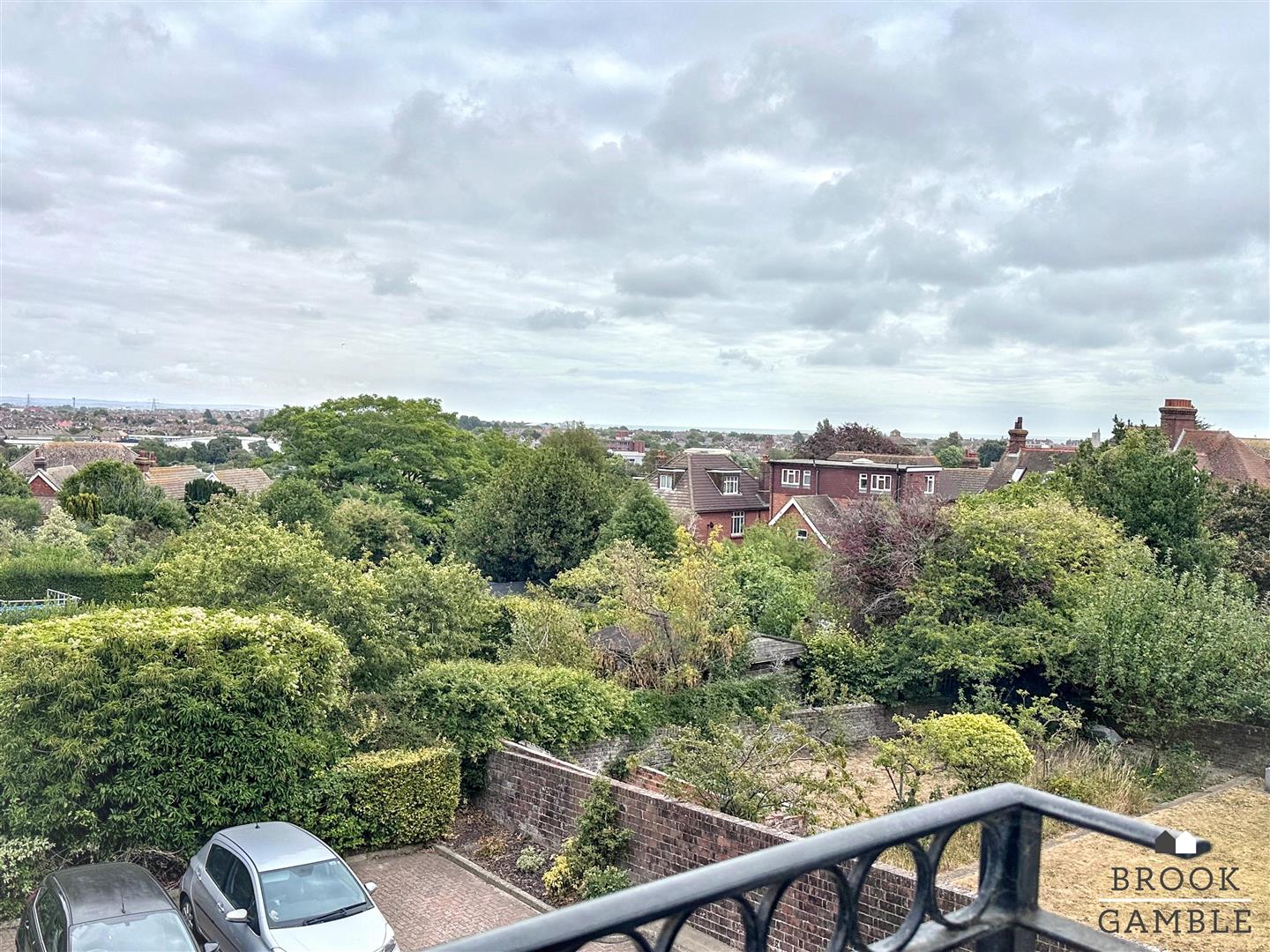 2 Bedroom Flat. Carew Road in Eastbourne,  4